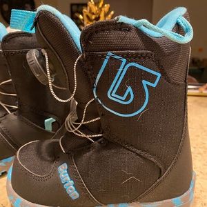 Snowboard boots